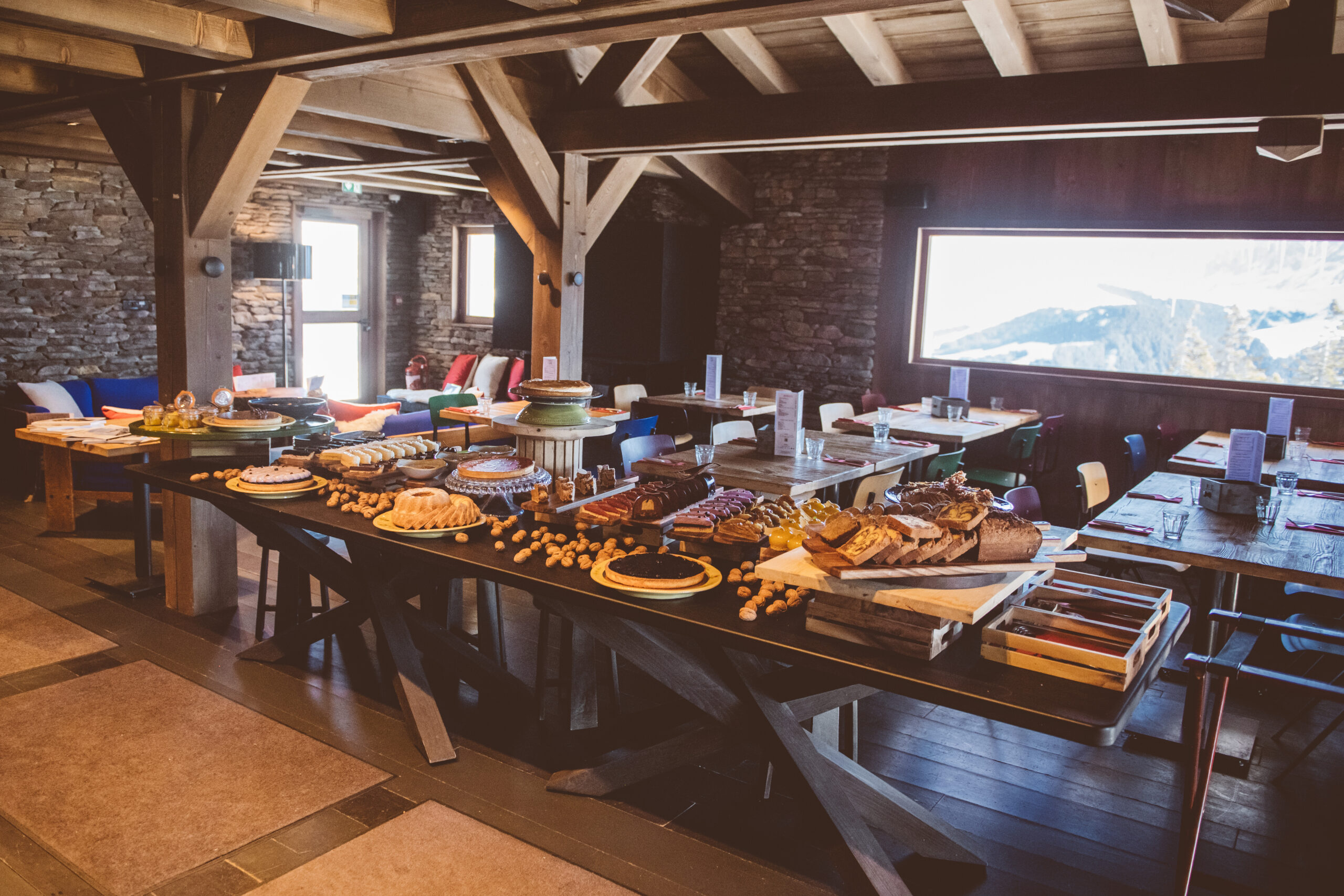 buffet privatif dans la salle de restauration - Alpette Megève